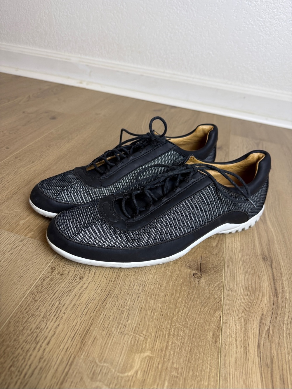 Donald Pliner men’s mesh/leather lace-up sneakers size 13